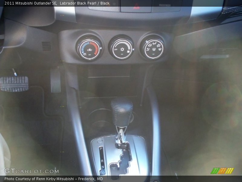 Labrador Black Pearl / Black 2011 Mitsubishi Outlander SE