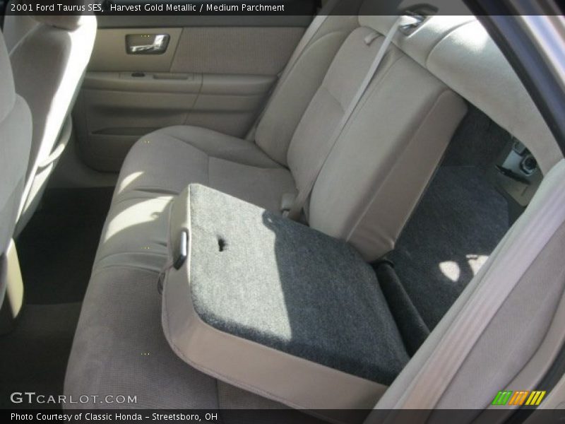 Harvest Gold Metallic / Medium Parchment 2001 Ford Taurus SES