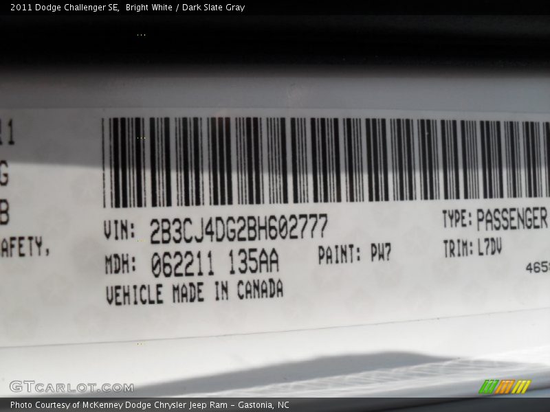Bright White / Dark Slate Gray 2011 Dodge Challenger SE