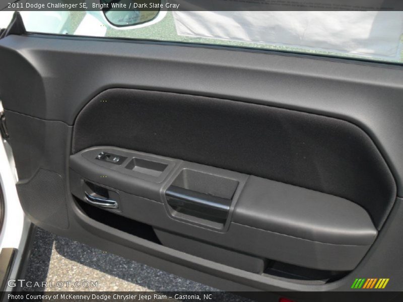 Bright White / Dark Slate Gray 2011 Dodge Challenger SE