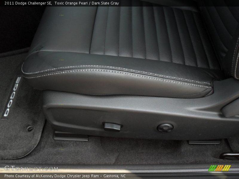Toxic Orange Pearl / Dark Slate Gray 2011 Dodge Challenger SE