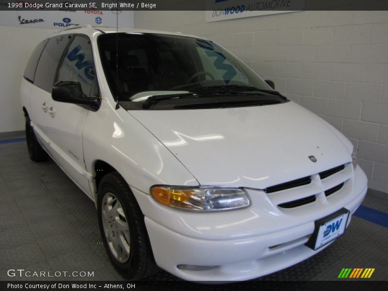 Bright White / Beige 1998 Dodge Grand Caravan SE