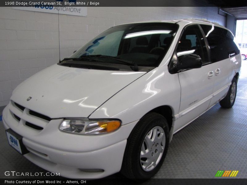 Bright White / Beige 1998 Dodge Grand Caravan SE