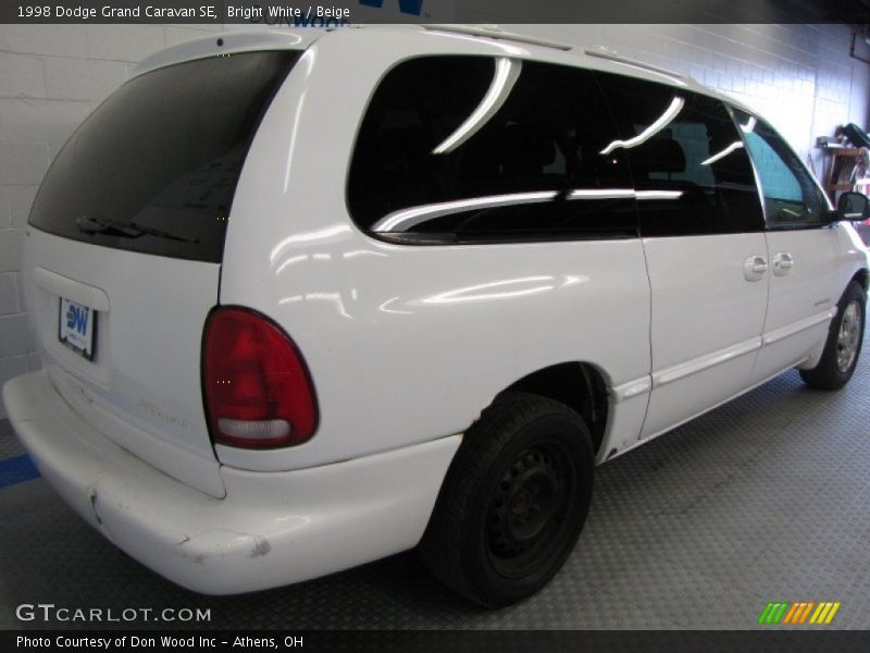 Bright White / Beige 1998 Dodge Grand Caravan SE