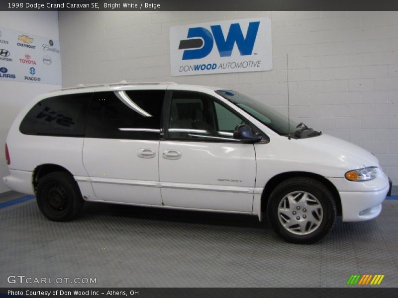 Bright White / Beige 1998 Dodge Grand Caravan SE