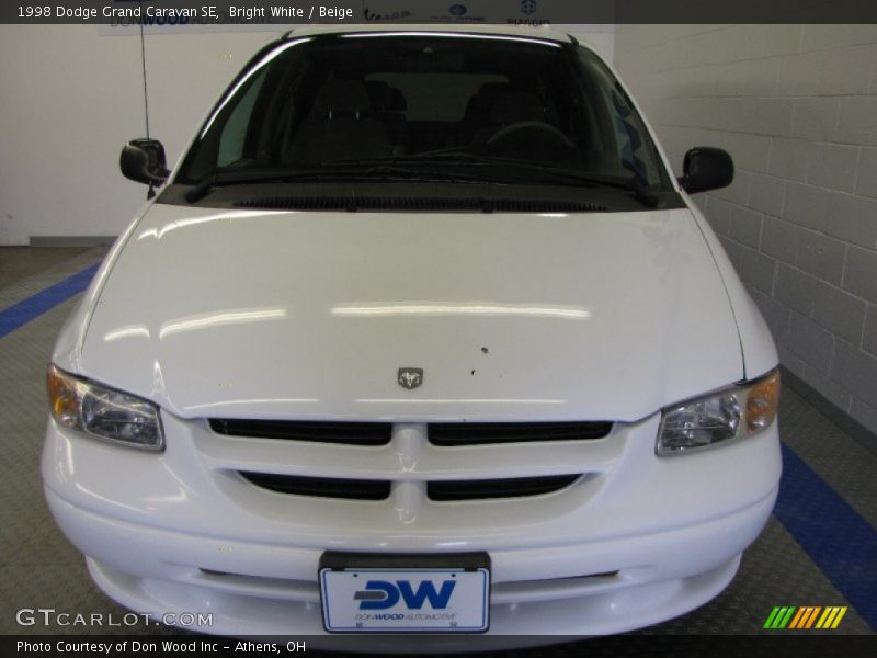 Bright White / Beige 1998 Dodge Grand Caravan SE