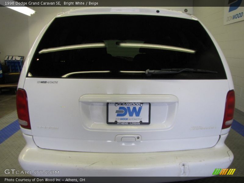 Bright White / Beige 1998 Dodge Grand Caravan SE
