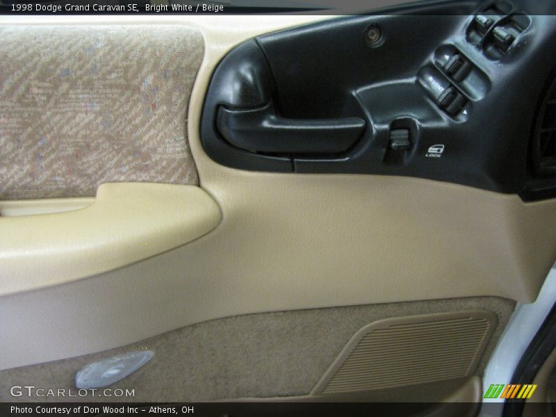 Bright White / Beige 1998 Dodge Grand Caravan SE