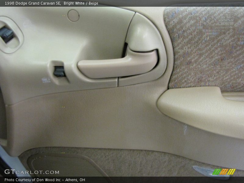 Bright White / Beige 1998 Dodge Grand Caravan SE