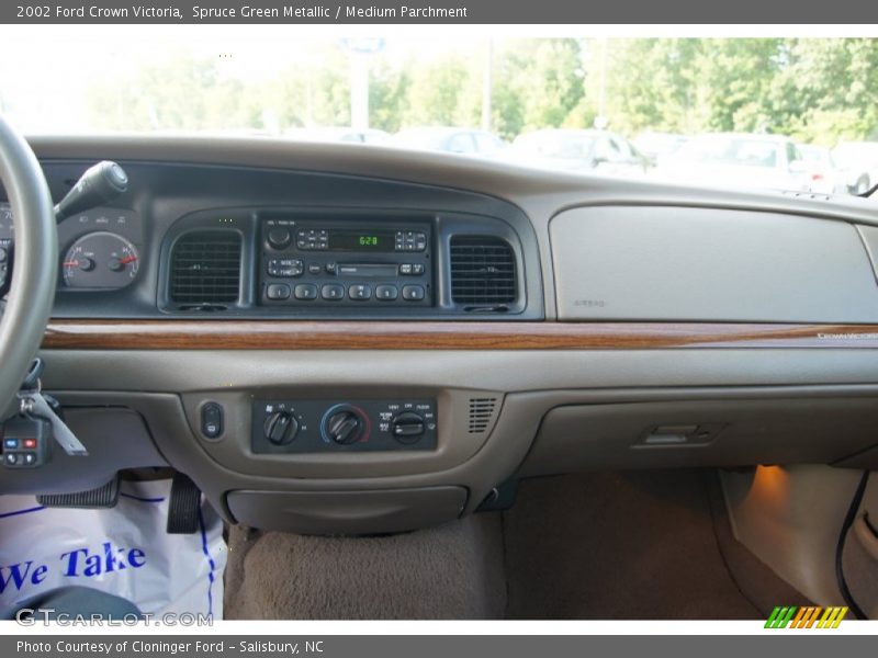 Spruce Green Metallic / Medium Parchment 2002 Ford Crown Victoria