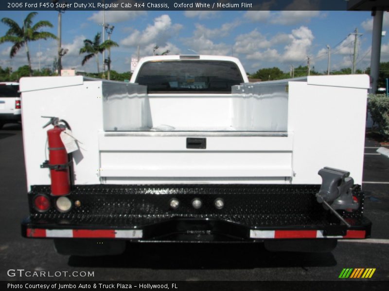 Oxford White / Medium Flint 2006 Ford F450 Super Duty XL Regular Cab 4x4 Chassis