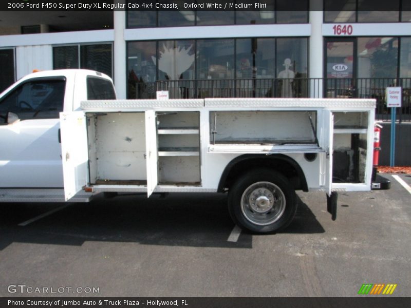 Oxford White / Medium Flint 2006 Ford F450 Super Duty XL Regular Cab 4x4 Chassis