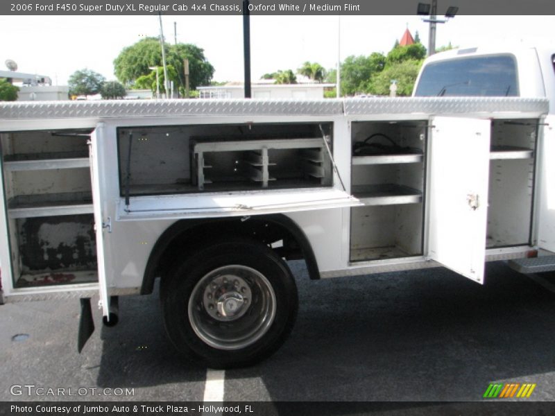 Oxford White / Medium Flint 2006 Ford F450 Super Duty XL Regular Cab 4x4 Chassis