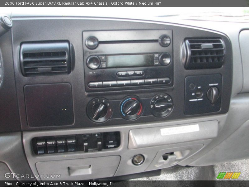 Oxford White / Medium Flint 2006 Ford F450 Super Duty XL Regular Cab 4x4 Chassis