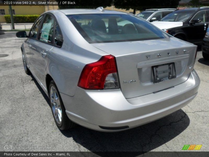 Silver Metallic / Off Black 2010 Volvo S40 2.4i