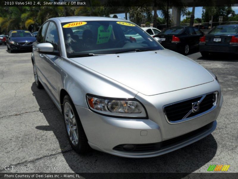 Silver Metallic / Off Black 2010 Volvo S40 2.4i