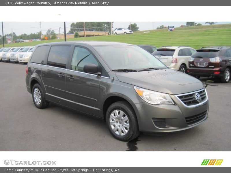 Front 3/4 View of 2010 Routan S