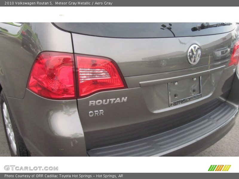 Meteor Gray Metallic / Aero Gray 2010 Volkswagen Routan S