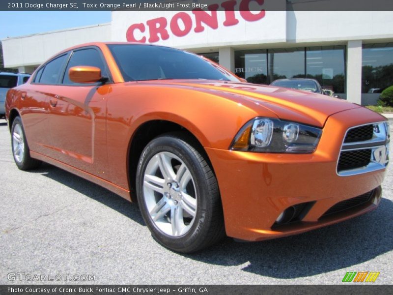 Toxic Orange Pearl / Black/Light Frost Beige 2011 Dodge Charger SE