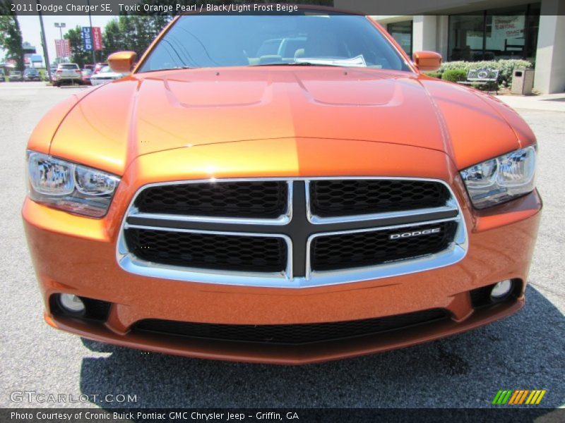 Toxic Orange Pearl / Black/Light Frost Beige 2011 Dodge Charger SE