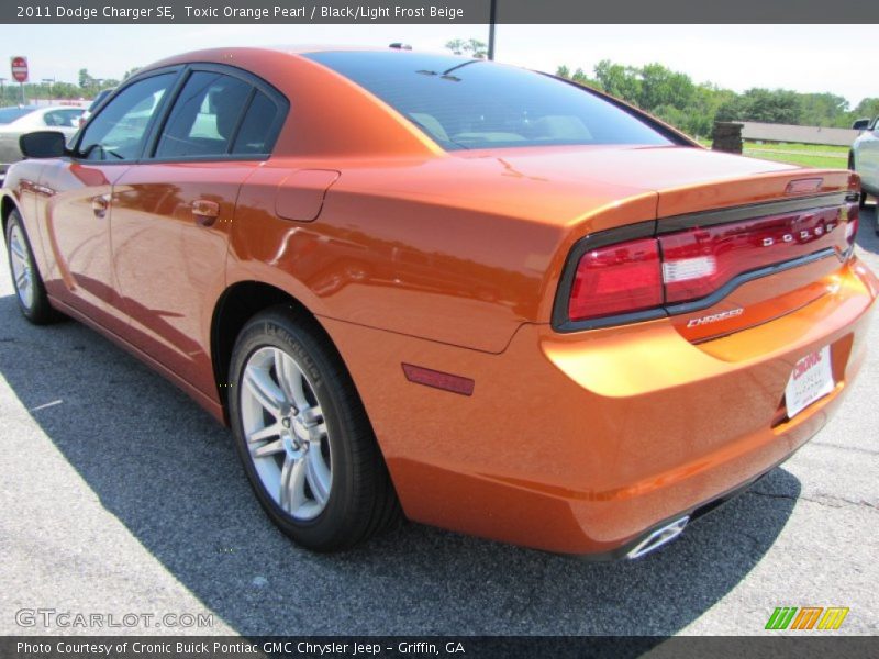 Toxic Orange Pearl / Black/Light Frost Beige 2011 Dodge Charger SE