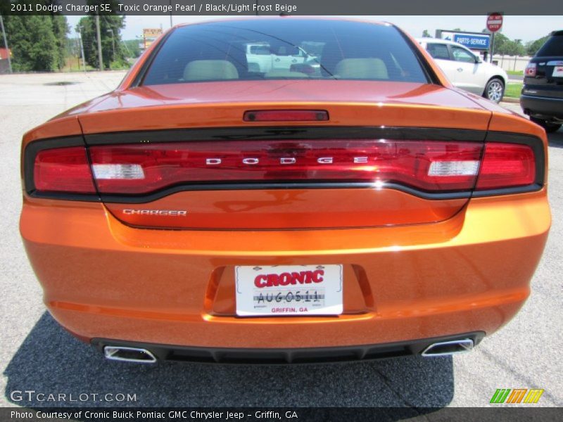 Toxic Orange Pearl / Black/Light Frost Beige 2011 Dodge Charger SE