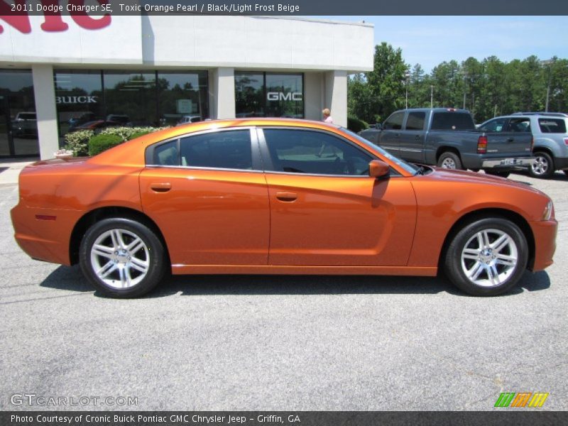 Toxic Orange Pearl / Black/Light Frost Beige 2011 Dodge Charger SE