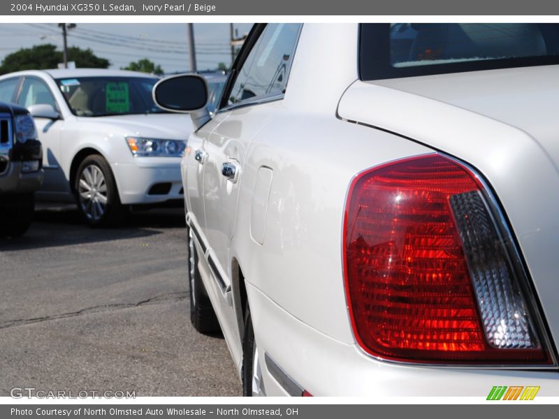 Ivory Pearl / Beige 2004 Hyundai XG350 L Sedan