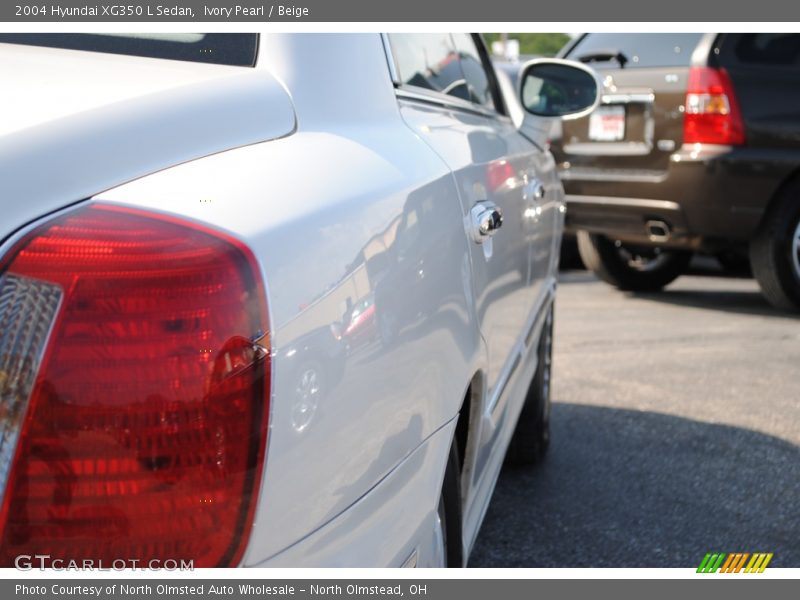 Ivory Pearl / Beige 2004 Hyundai XG350 L Sedan