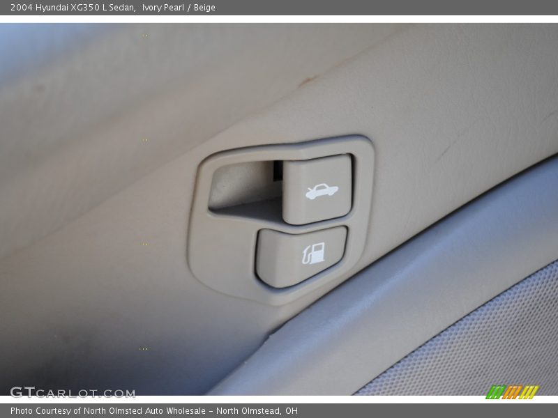 Ivory Pearl / Beige 2004 Hyundai XG350 L Sedan