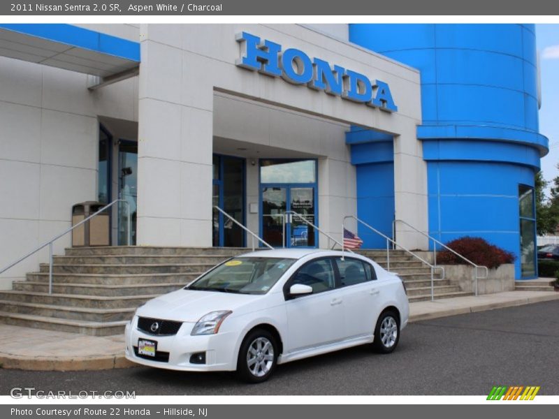 Aspen White / Charcoal 2011 Nissan Sentra 2.0 SR