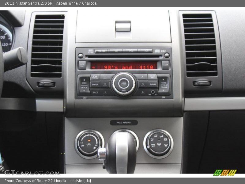 Aspen White / Charcoal 2011 Nissan Sentra 2.0 SR