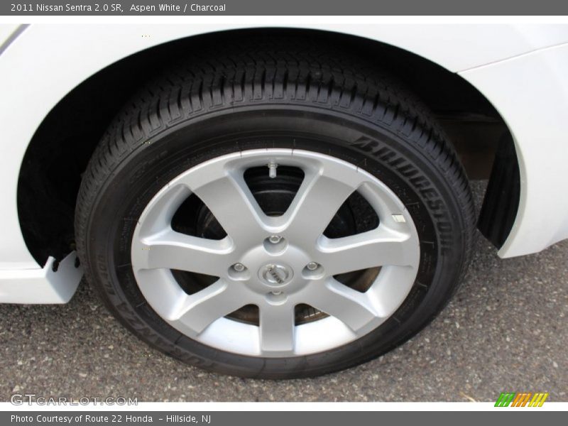Aspen White / Charcoal 2011 Nissan Sentra 2.0 SR