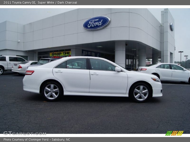 Super White / Dark Charcoal 2011 Toyota Camry SE