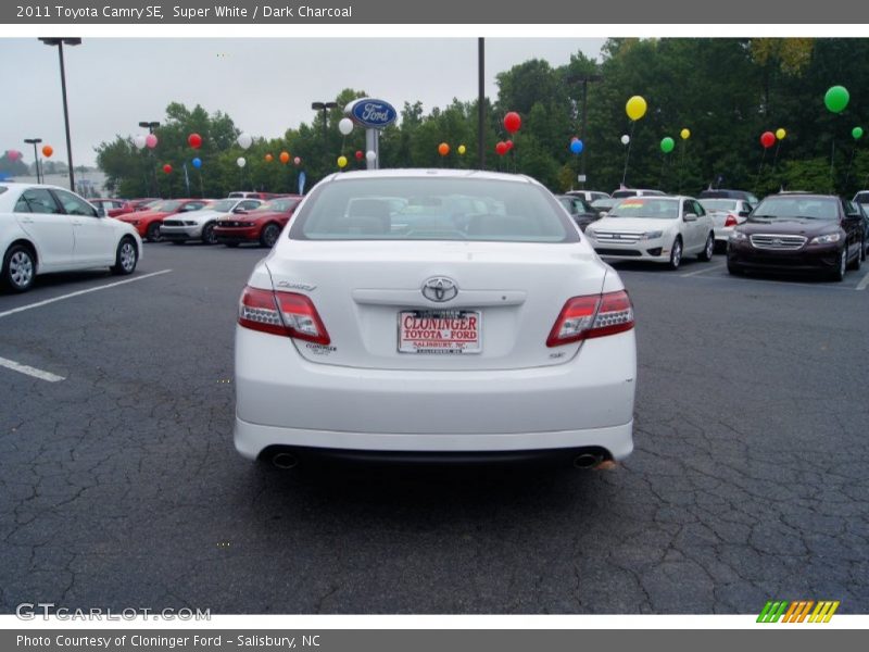 Super White / Dark Charcoal 2011 Toyota Camry SE