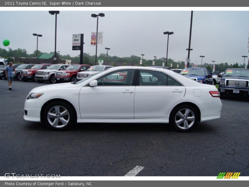 Super White / Dark Charcoal 2011 Toyota Camry SE