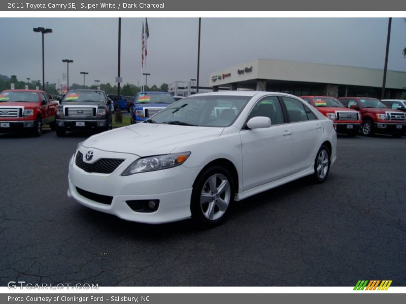 Super White / Dark Charcoal 2011 Toyota Camry SE