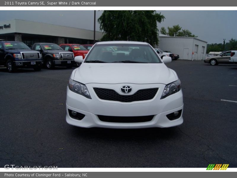 Super White / Dark Charcoal 2011 Toyota Camry SE