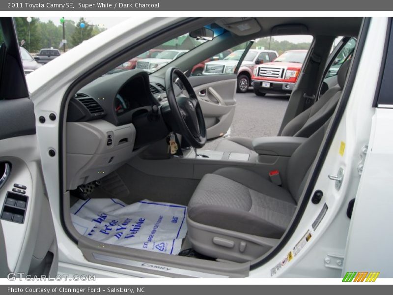 Super White / Dark Charcoal 2011 Toyota Camry SE