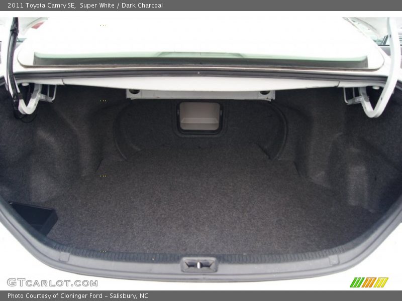 Super White / Dark Charcoal 2011 Toyota Camry SE