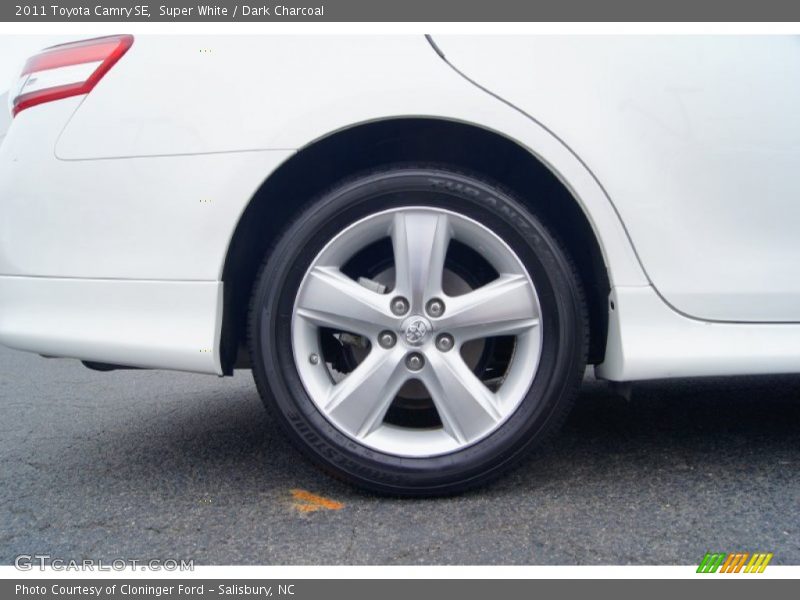 Super White / Dark Charcoal 2011 Toyota Camry SE