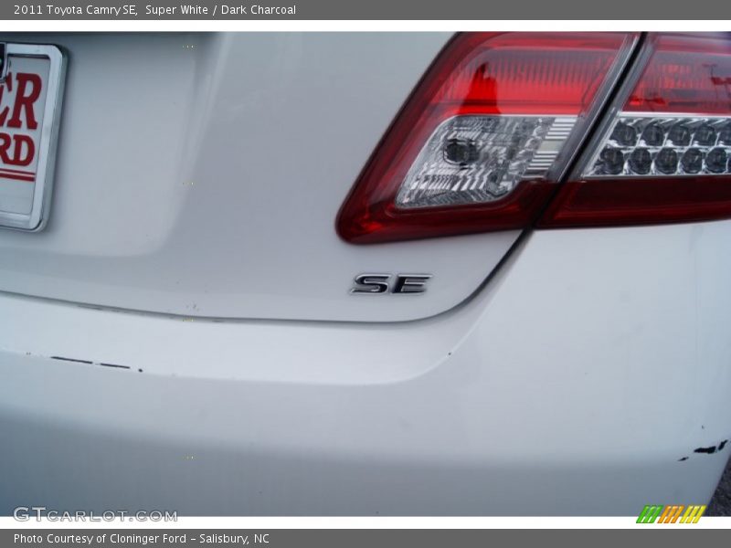 Super White / Dark Charcoal 2011 Toyota Camry SE