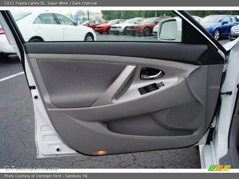 Super White / Dark Charcoal 2011 Toyota Camry SE