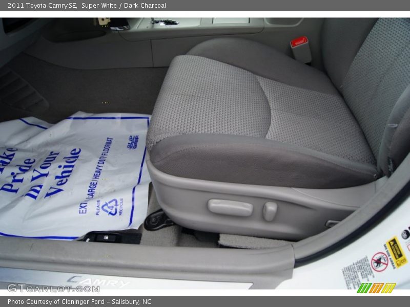 Super White / Dark Charcoal 2011 Toyota Camry SE