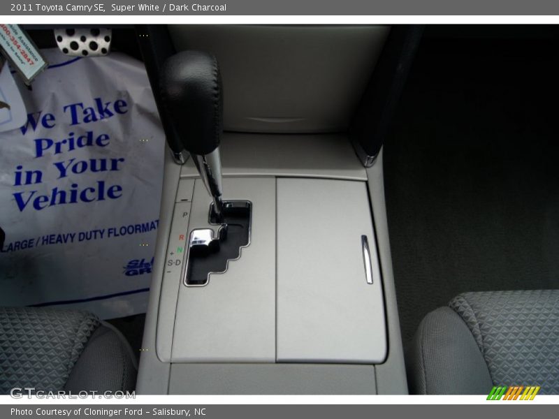 Super White / Dark Charcoal 2011 Toyota Camry SE