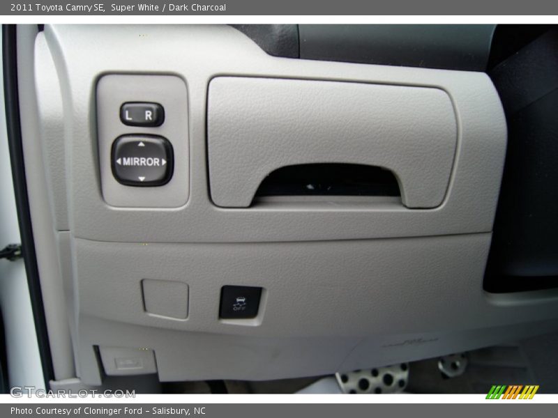 Super White / Dark Charcoal 2011 Toyota Camry SE