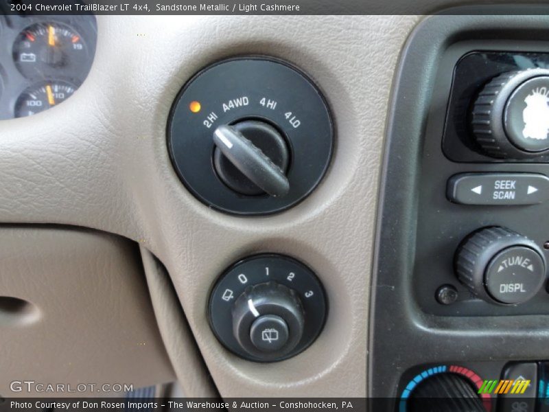 Sandstone Metallic / Light Cashmere 2004 Chevrolet TrailBlazer LT 4x4