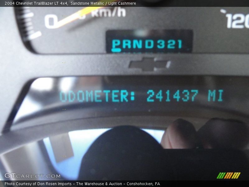 Sandstone Metallic / Light Cashmere 2004 Chevrolet TrailBlazer LT 4x4