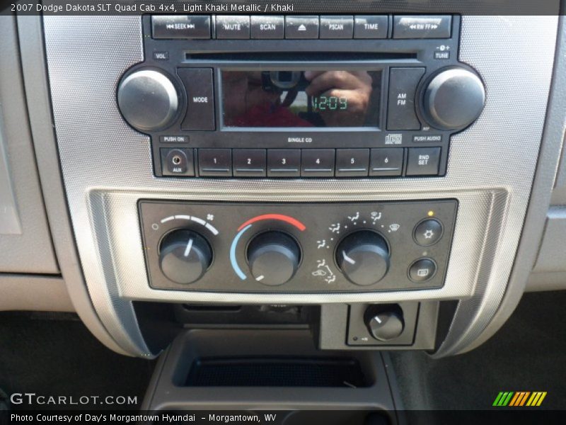Light Khaki Metallic / Khaki 2007 Dodge Dakota SLT Quad Cab 4x4