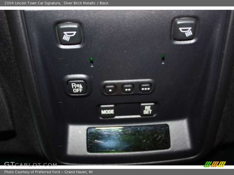 Silver Birch Metallic / Black 2004 Lincoln Town Car Signature